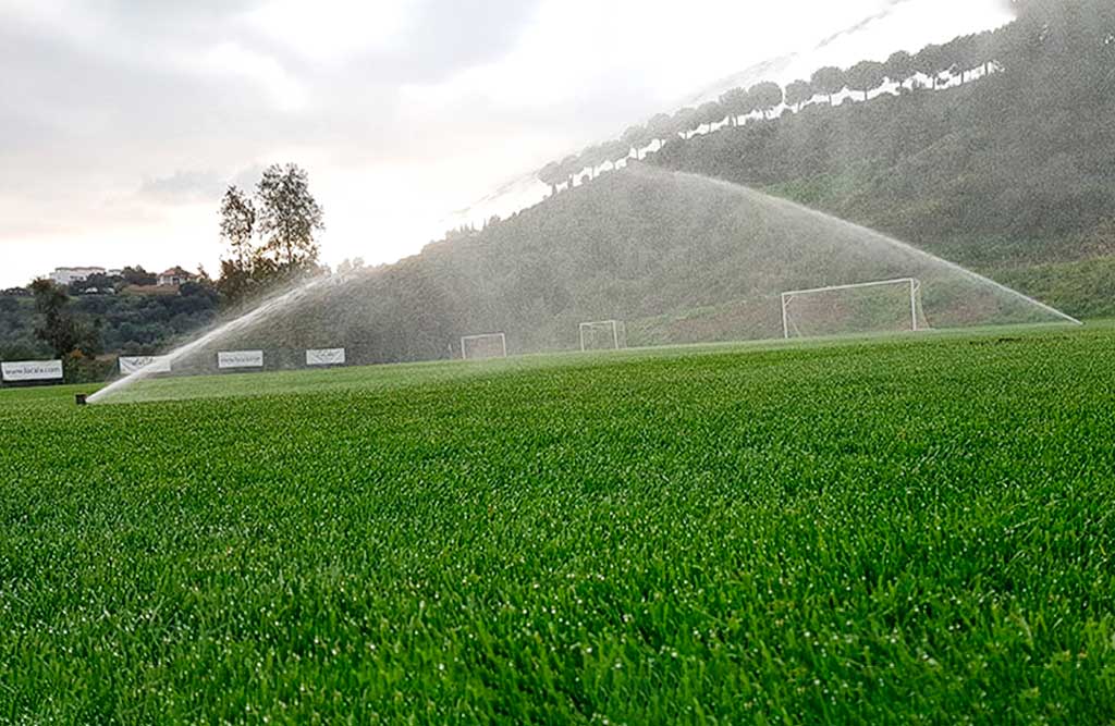 Riego en campo de fútbol